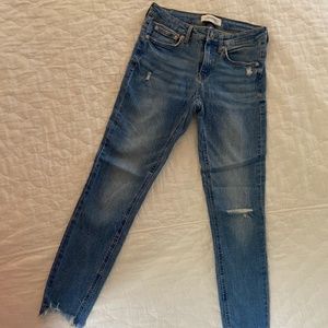 Zara stretch shredded women’s jeans Size 6 (fits like size 4)